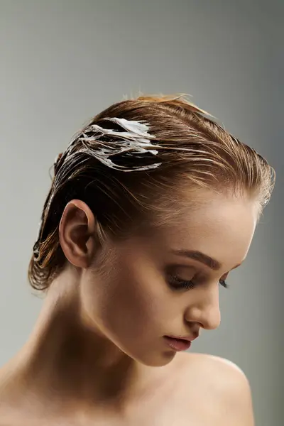 Giovane bella donna dimostrando routine di cura dei capelli con i capelli bagnati. — Foto stock