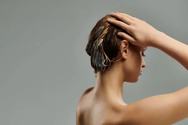 Junge Frau präsentiert ihre Haarpflege-Routine, stylt ihr nasses Haar. — Stockfoto