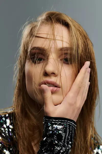 A young woman showcases her wet hair in a mesmerizing close-up shot. — Stock Photo