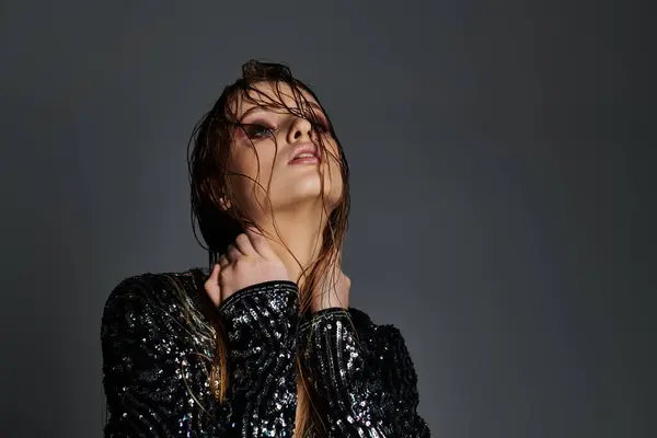 Giovane donna elegante in abbigliamento alla moda con i capelli bagnati. — Foto stock