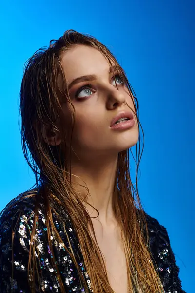 Jeune femme démontrant serrures humides et yeux captivants. — Photo de stock