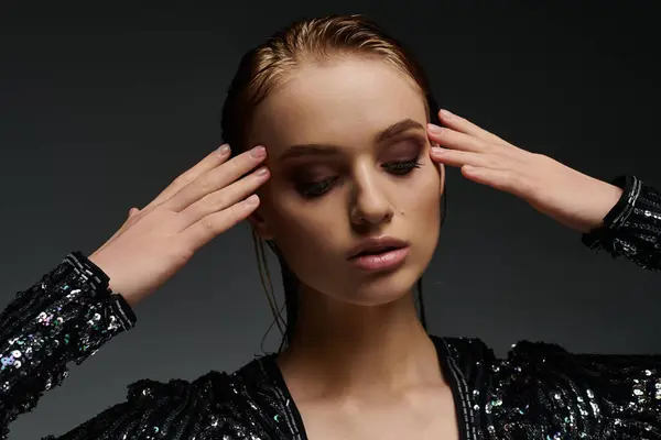 Uma jovem mulher bonita graciosamente toca sua cabeça, mostrando seu cabelo molhado. — Fotografia de Stock