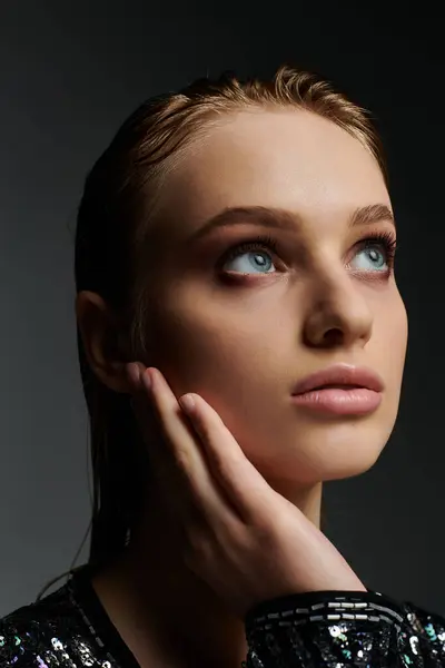 A young woman with striking eyes poses elegantly. — Stock Photo