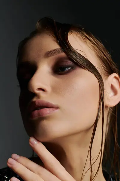 Close up of a woman looking away, wet hair. — Stock Photo