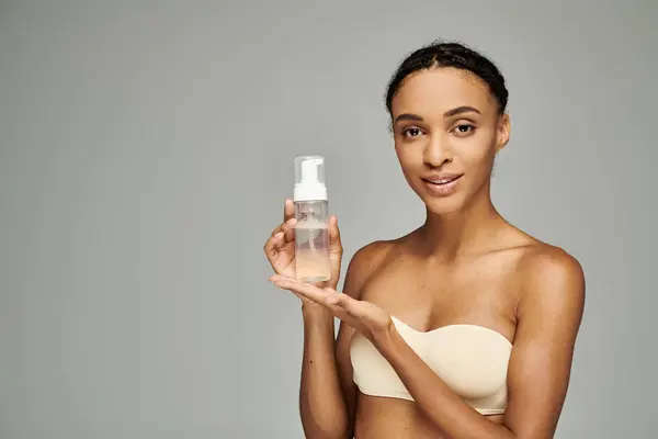 A stunning African American woman glowing as she takes care of her skin. — Stock Photo