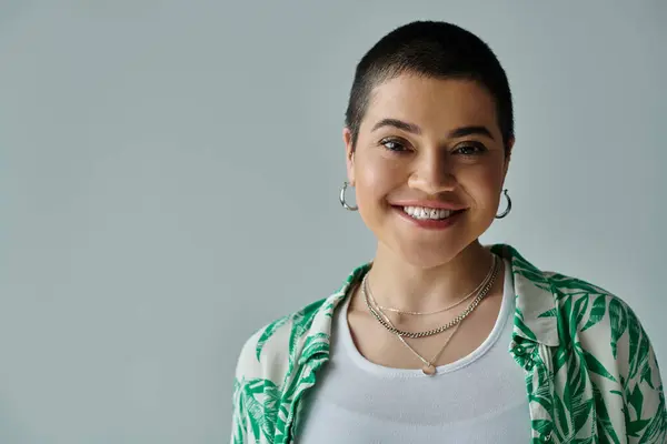 A young woman with short hair is happily smiling, exuding joy and contentment in her casual attire — Stock Photo