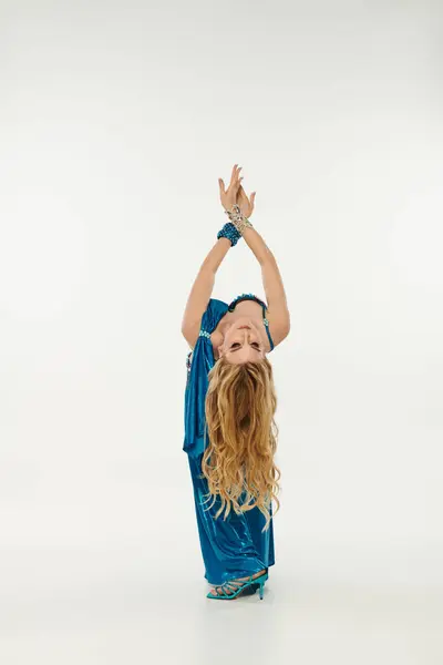 Jeune femme équilibre gracieusement sur sa tête en position debout. — Photo de stock