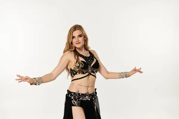 Captivating woman in belly dance attire posing gracefully. — Stock Photo