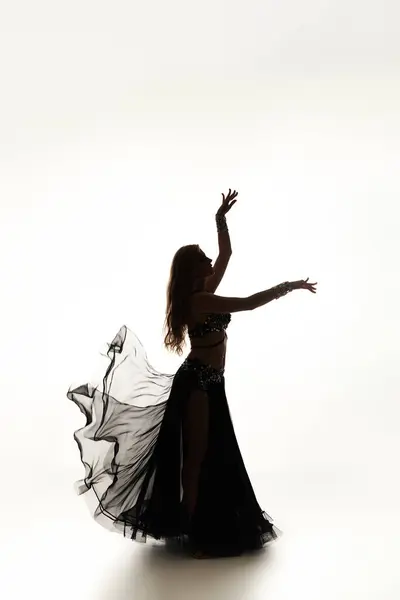 Mujer joven con bailes de elegancia en vestido negro. — Stock Photo