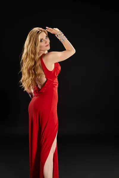 Una donna ipnotizzante volteggia in un vestito rosso, affascinando l'occhio con la sua danza aggraziata. — Foto stock