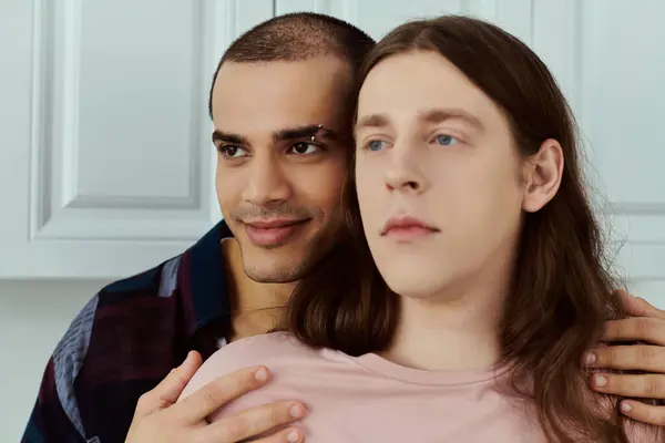 Um amoroso casal gay, ficar lado a lado em trajes casuais, compartilhar um momento íntimo de conexão. — Fotografia de Stock