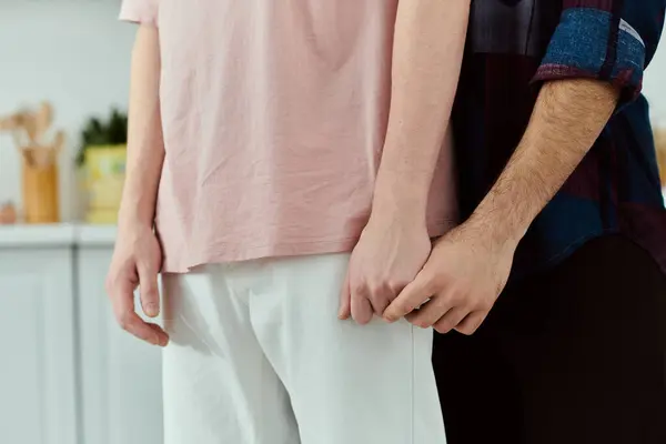 Гей-пара в повседневной одежде, стоящая бок о бок, демонстрируя любовь и ласку друг к другу. — стоковое фото
