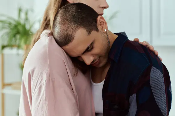 Ein schwules Paar in lässiger Kleidung teilt eine herzliche Umarmung und drückt Liebe und Intimität in einer gemütlichen häuslichen Umgebung aus. — Stockfoto