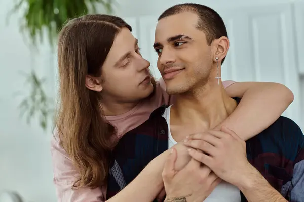 Couple share a tender embrace in their casual attire, basking in the warmth of their love and connection. — Stock Photo