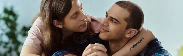 Lgbt couple in casual clothes share a warm embrace, showing affection and closeness in their lgbt relationship. — Stock Photo