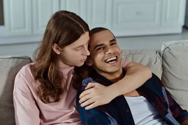 Um casal gay em roupas casuais abraçando em um sofá, desfrutando de um momento de carinho e conexão juntos. — Fotografia de Stock