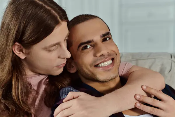 Un gay coppia in casual vestiti felicemente abbracciare su un accogliente divano a casa. — Foto stock