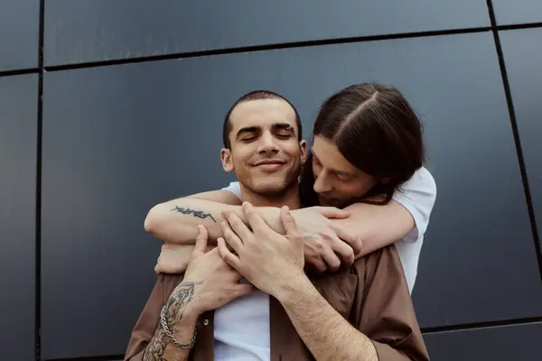 Lgbt couple in casual clothes, a gay couple, affectionately embrace outdoors. — Stock Photo