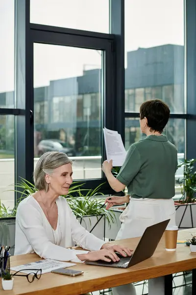 Duas mulheres se concentraram no trabalho no escritório. — Fotografia de Stock