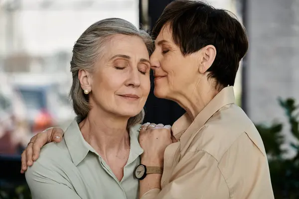 Two women posing in a heartwarming moment. — Stock Photo