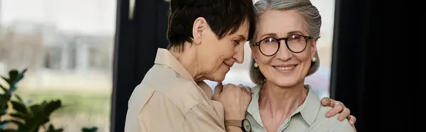 Two women standing side by side. — Stock Photo