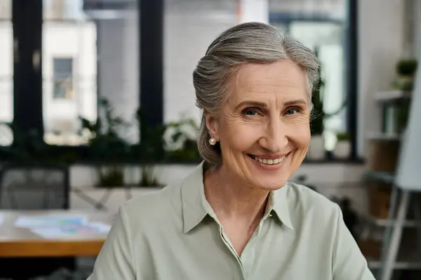Eine ältere Frau in einem modernen Büroambiente. — Stockfoto