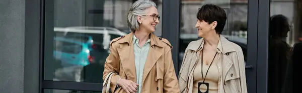 Women leisurely walk along urban street. — Stock Photo