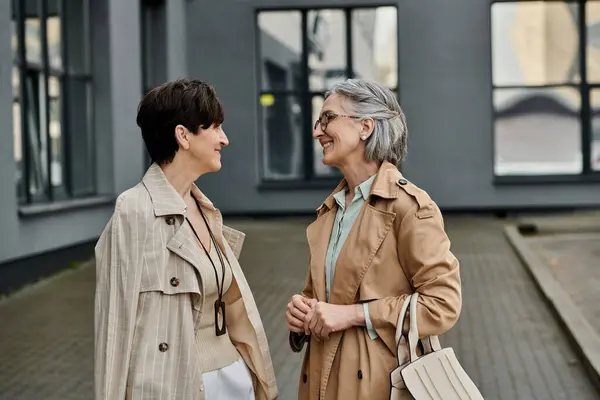 Zwei reife, schöne Frauen gehen gemeinsam in ihr Büro. — Stockfoto