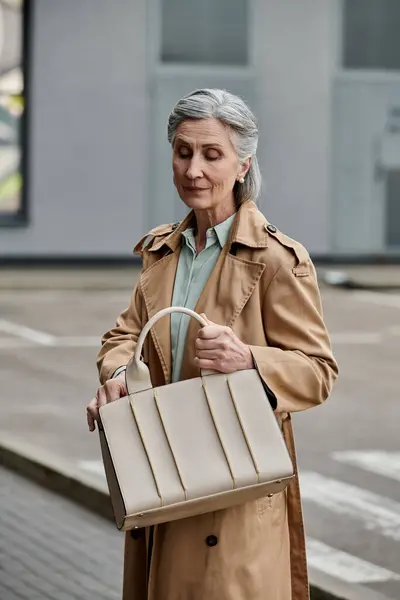 Стильна жінка в траншеї з гаманцем. — Stock Photo