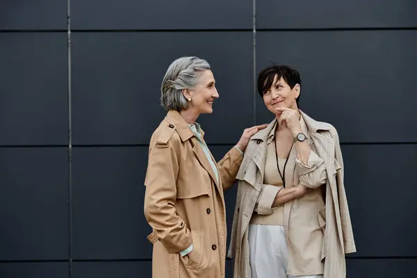 Zwei elegante Frauen stehen vor einem großen Gebäude. — Stock Photo