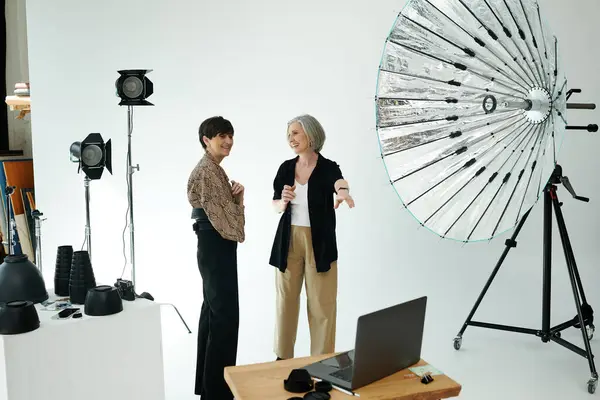 A photographer chatting with a model in a photo studio, lesbian couple — Stock Photo