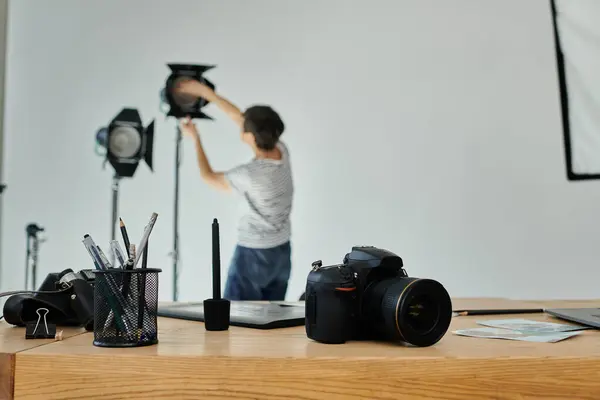 Camera on a desk, capturing the essence of creativity in a modern setting. — Fotografia de Stock