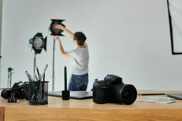 Camera on a desk, capturing the essence of creativity in a modern setting. — Stock Photo