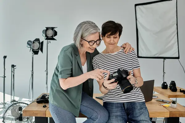 Un momento conmovedor capturado en un estudio fotográfico profesional, pareja de lesbianas - foto de stock