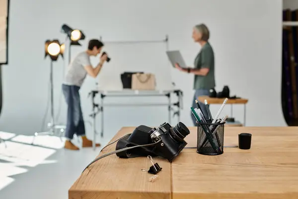 Duas mulheres de meia-idade, colaborando em um projeto criativo em um estúdio de fotografia profissional. — Fotografia de Stock