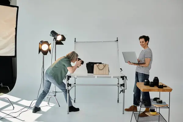 Uma mulher de meia-idade captura sacos em um estúdio de fotografia profissional. — Fotografia de Stock