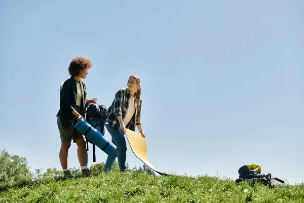 Zwei junge Frauen, ein lesbisches Paar, genießen einen sonnigen Wandertag im Freien. — Stockfoto