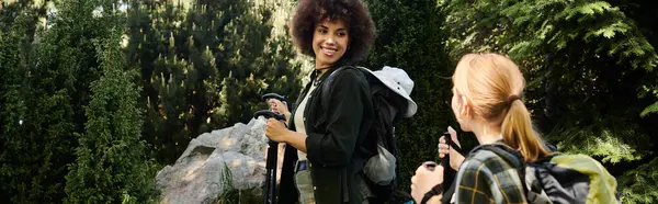 Zwei junge Frauen, ein lesbisches Paar, wandern durch den Wald, genießen die Natur und verbringen Zeit miteinander. — Stockfoto