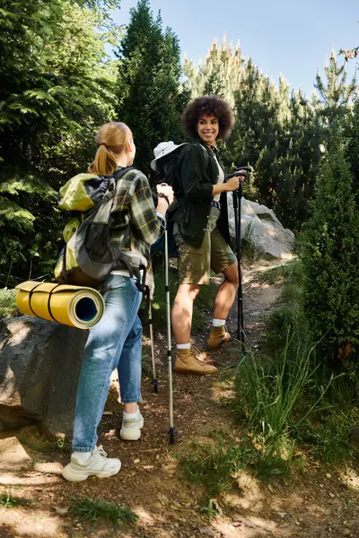 Due giovani donne, una coppia lesbica, camminano insieme nel bosco. — Foto stock