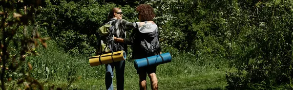 A lesbian couple, enjoying a hike together in a verdant forest. — Stock Photo