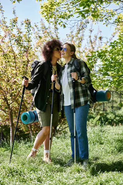 A lesbian couple hikes through the wilderness, enjoying the outdoors together. — Stock Photo