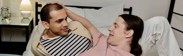 Молода гей-пару ділиться ніжним моментом разом у своїй квартирі, їхні обличчя наповнені любов'ю і радістю. — стокове фото
