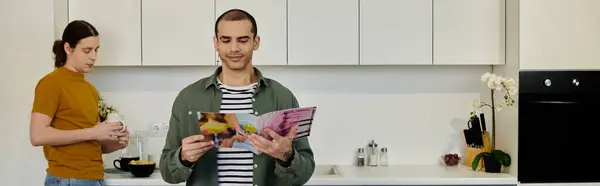 Молода гей-пара відпочиває на своїй сучасній кухні. — Stock Photo