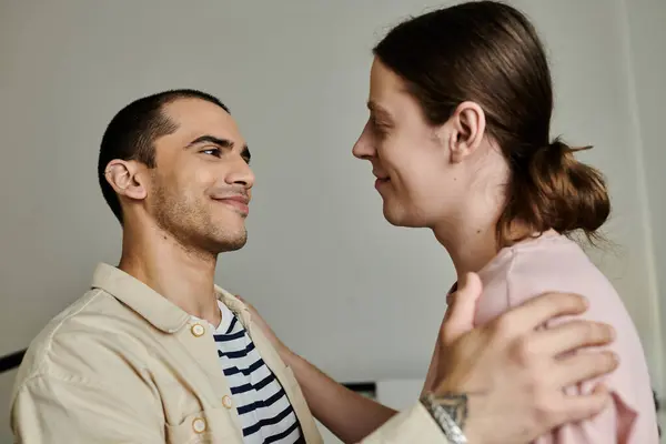 Deux jeunes hommes en tenue décontractée se regardent avec amour dans un appartement moderne. — Photo de stock