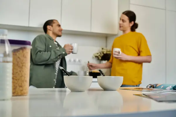 Due giovani uomini si stanno godendo il caffè insieme in un appartamento moderno. — Foto stock