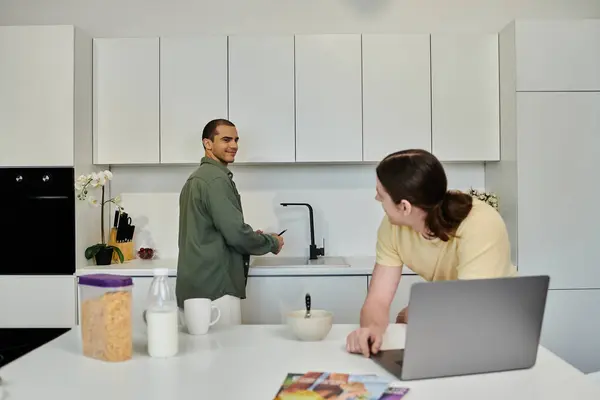 Um jovem casal gay desfruta de uma manhã relaxada em seu apartamento moderno. — Fotografia de Stock