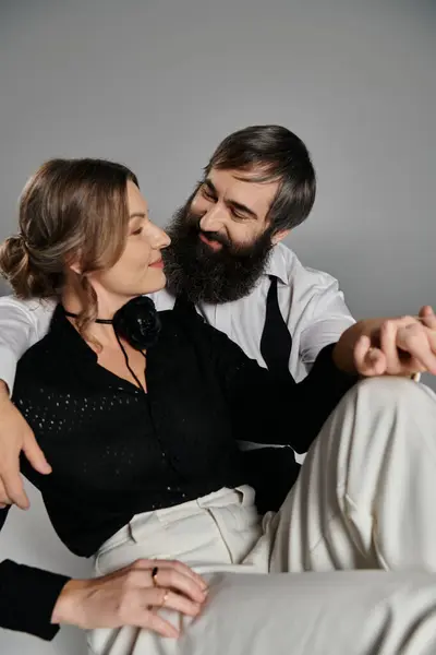 A couple in elegant attire gazes lovingly at each other. — Stock Photo