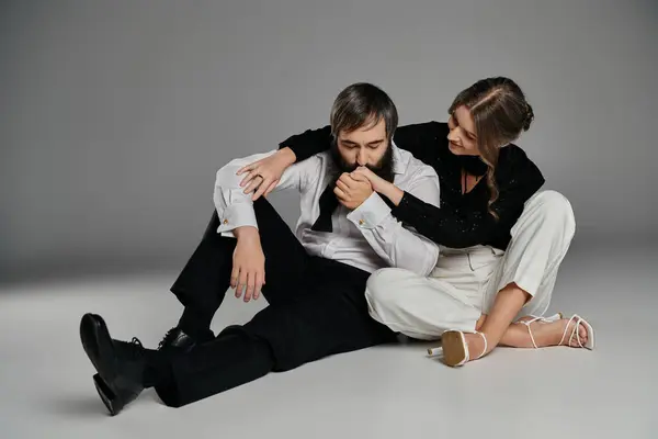 A couple poses intimately in a studio setting, showcasing their affection for each other. — Stock Photo