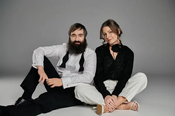 A loving couple dressed in formal attire poses for a photograph. — Stock Photo