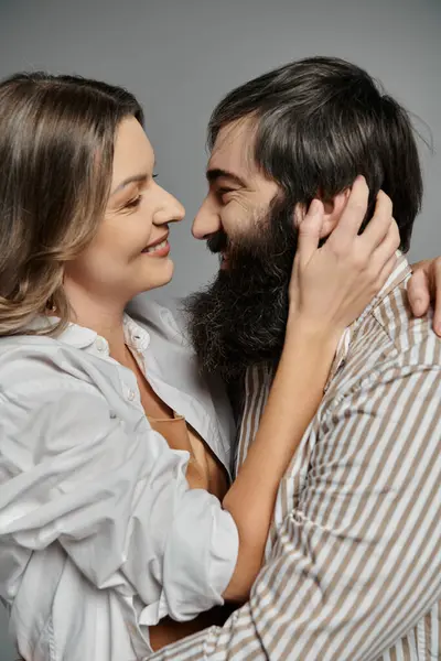 A loving couple in sophisticated attire share a tender moment, their eyes locked in a passionate gaze. — Stock Photo